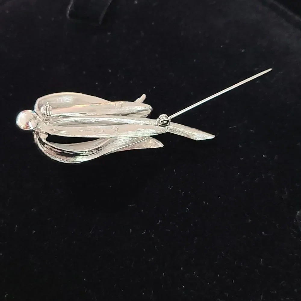Vintage Droopy Daisy Brooch